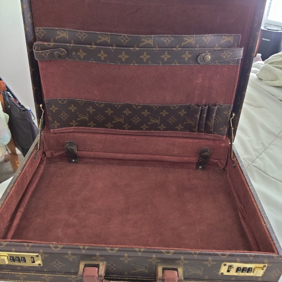 Attention Collectors: Vintage 1970's Louis Vuitton briefcase- good condition. - Picture 2 of 3